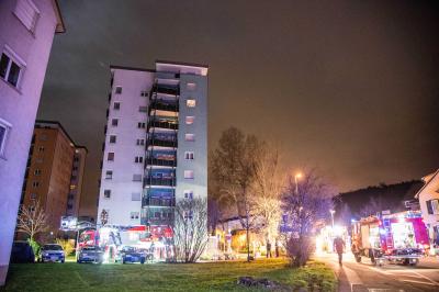 Esslingen-Pliensauvorstadt: Wohnungsbrand im 5. Stock eines Hochhauses fordert eine lebensgefaehrlich verletzte Frau